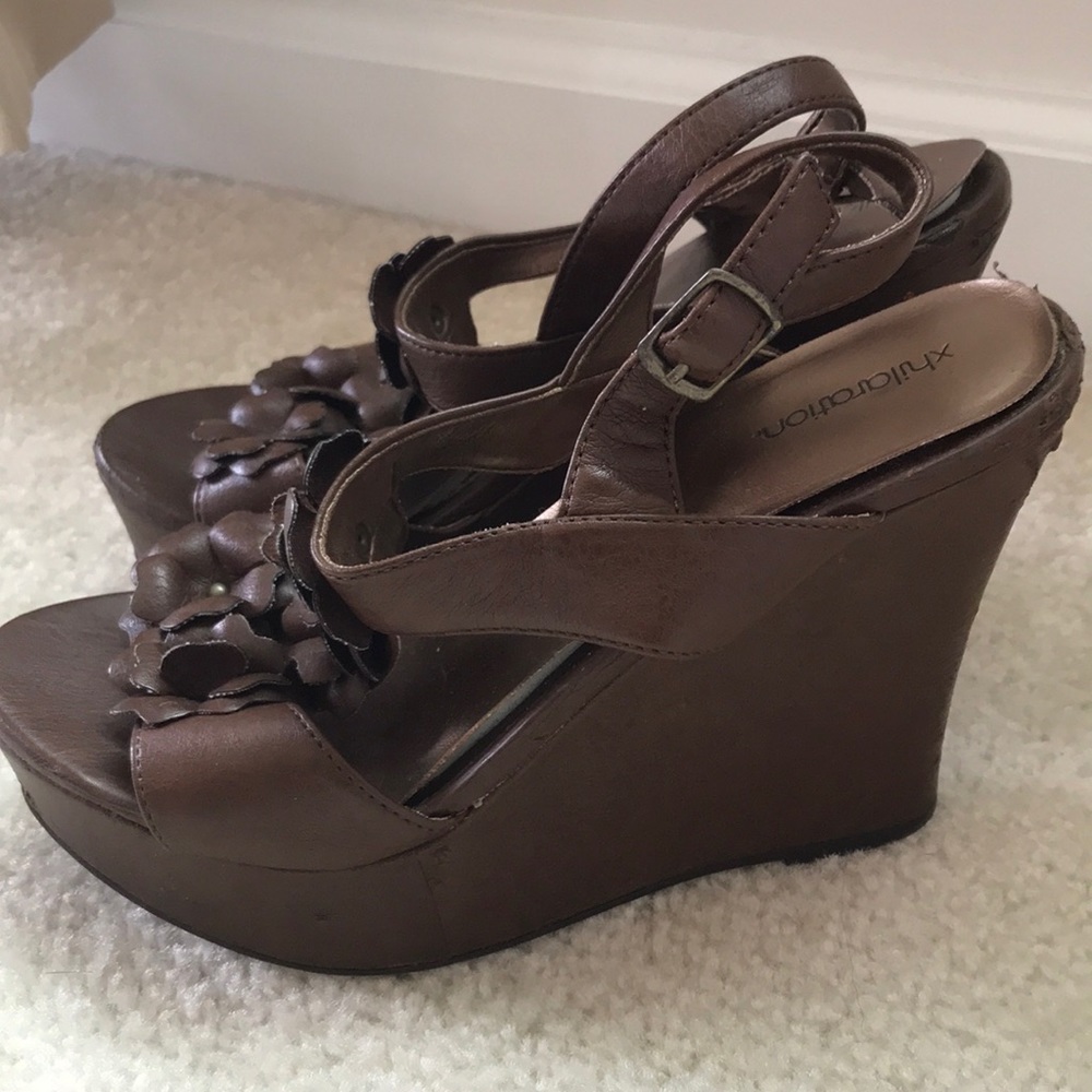 Brown flower wedges